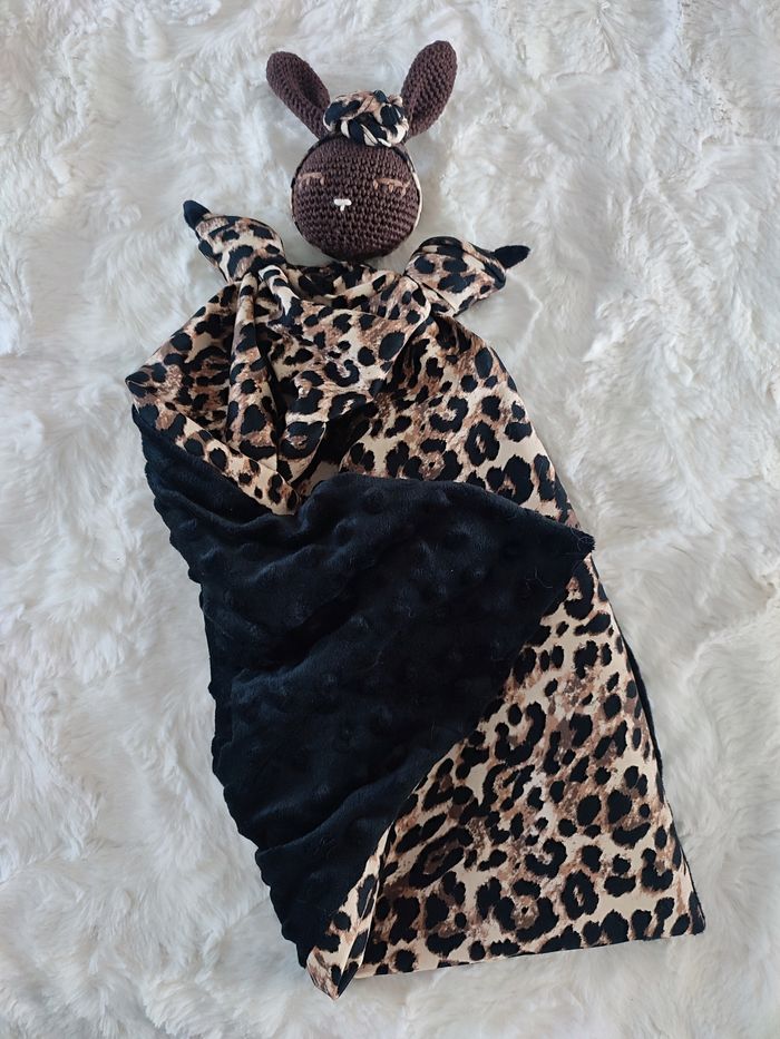Doudou lapin noir au crochet avec tissu léopard et minki noir - photo numéro 2