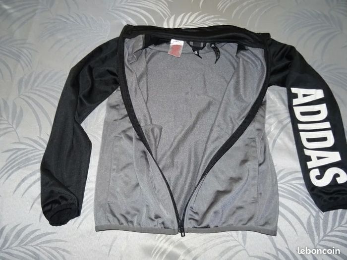 Veste légère pour garçon
Adidas Taille 11/12 ans - photo numéro 2
