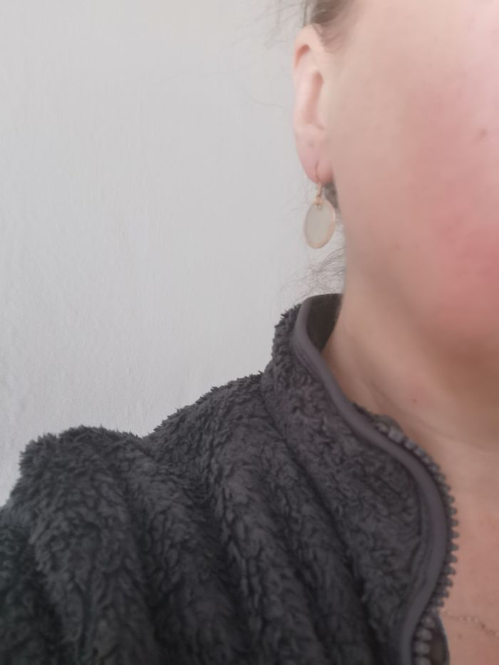 Boucles d'oreilles pastilles de nacre et acier doré inoxydable - photo numéro 3