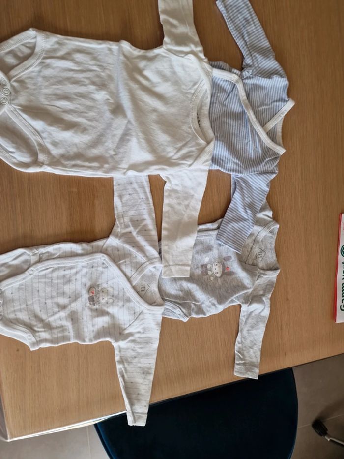 Body 1 mois tape à l'œil