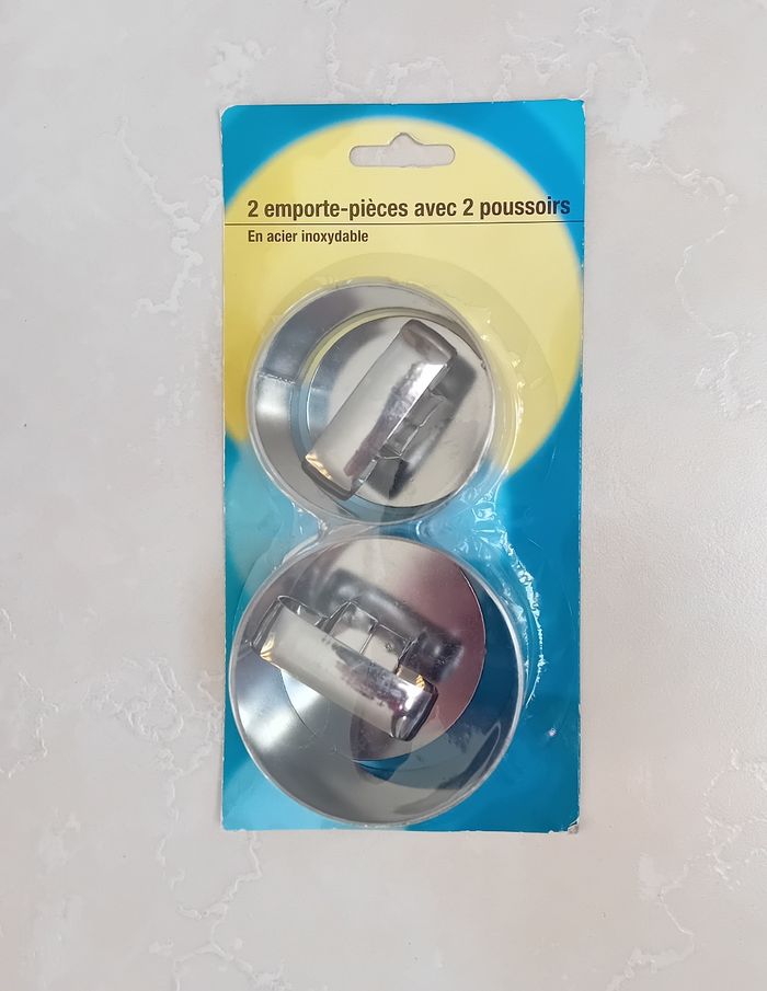Emporte pièces avec poussoirs