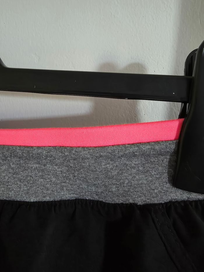 Short de sport Décathlon taille XS - photo numéro 3