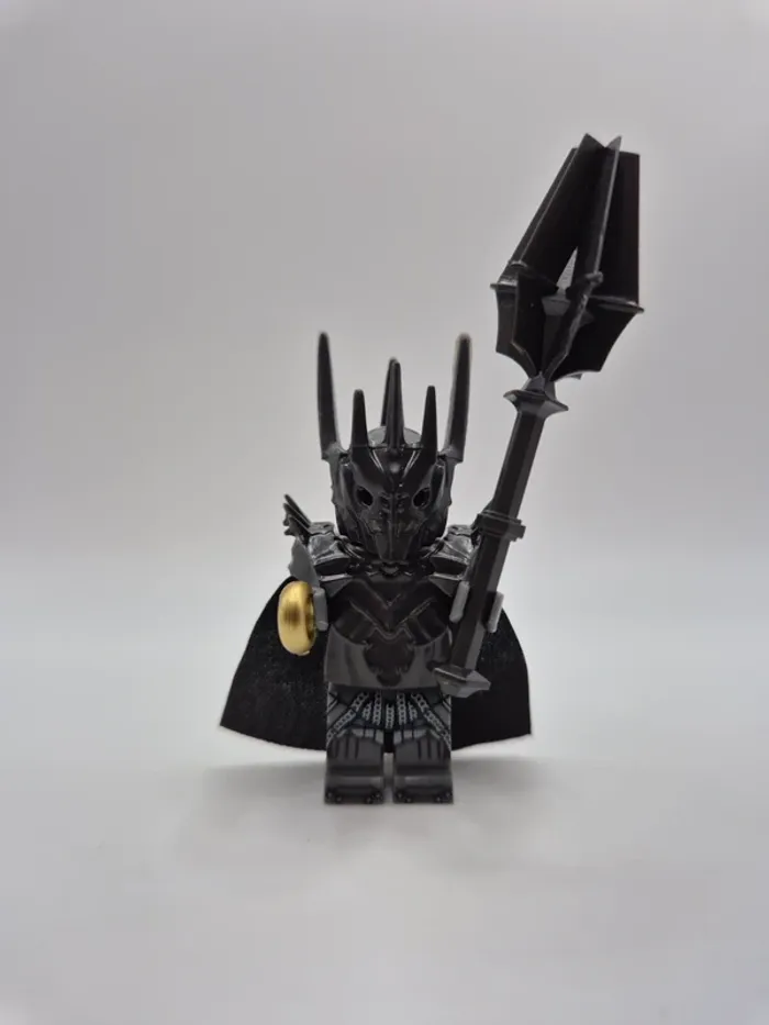 Figurine type lego Sauron avec l'anneau seigneur des anneaux / hobbit