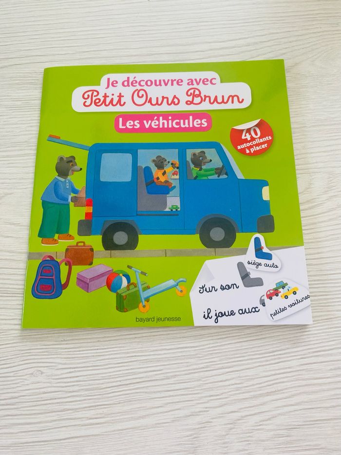 Livre petit ours brun sur les véhicules comme neuf