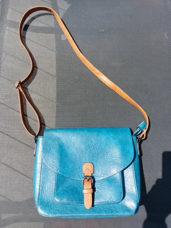 S'accroche turquoise avec nombreuses pochettes