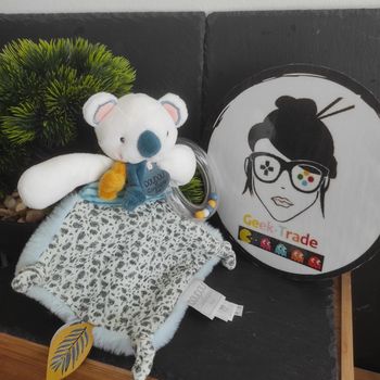 Yoca Mon Petit Koala Hochet Doudou et Compagnie blanc bleu feuille