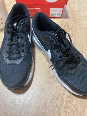 Nike air neuves  pointure 37,5 valeur 89€