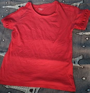T-shirt rouge effet dentelle taille 38-40