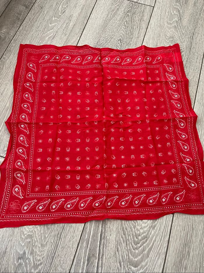 Lot 4 bandanas