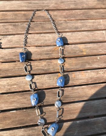Collier perles bleues et acier neuf