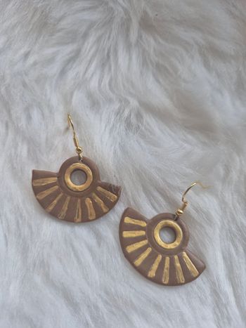 Boucles d’oreilles en pâte polymère marron et doré ✨ 🤎 💛 - Bijoux - Création - Mode
