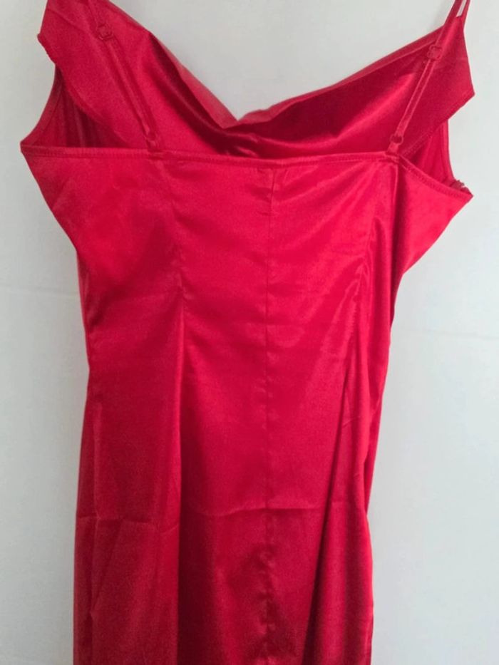 Robe rouge en satin - photo numéro 5