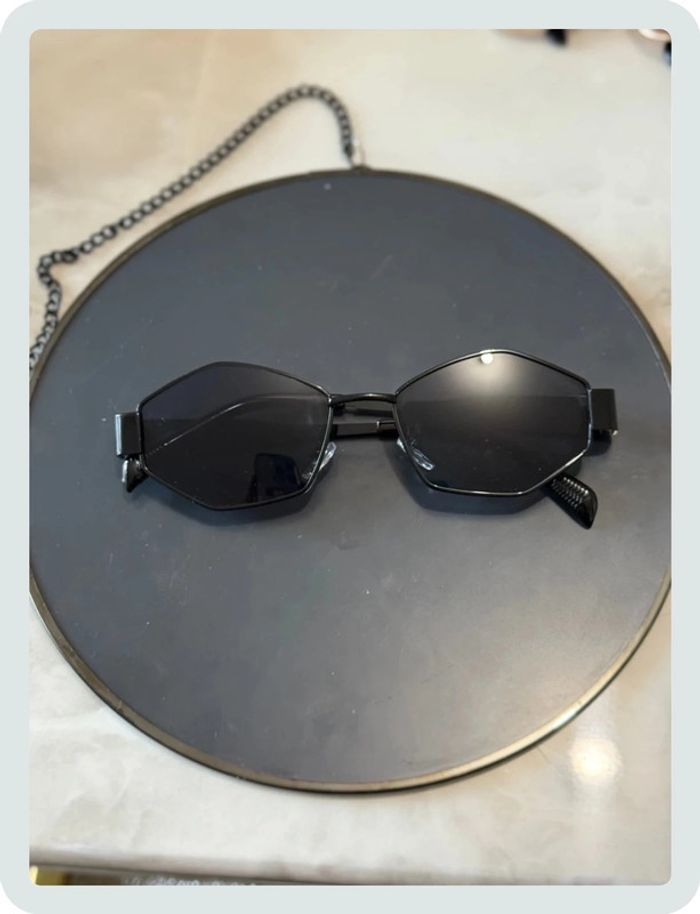 Lunette de soleil noire