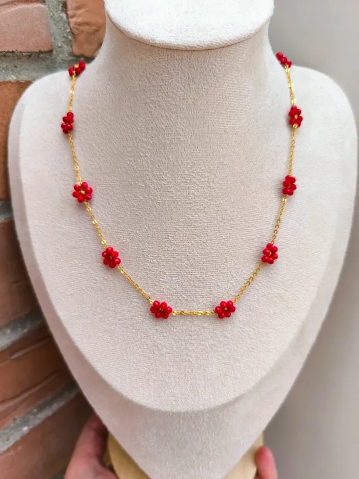 Collier doré avec fleurs marguerites rouges foncées - photo numéro 2