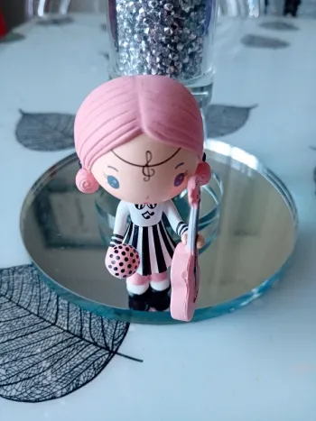 Figurine avec instruments