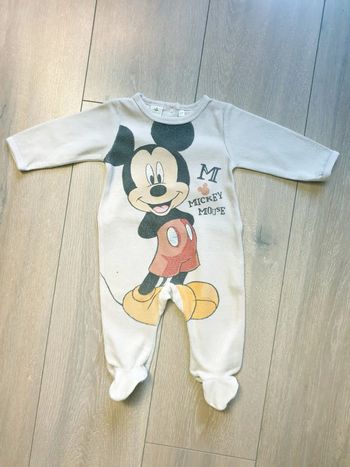 Pyjama gris très clair. Garçon 3 mois. Marque Disney