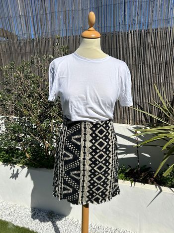 Stradivarius très belle jupe ton noir taille 34 neuve