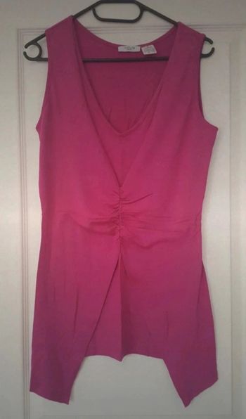Tunique fushia jamais porté.
Taille 38/40