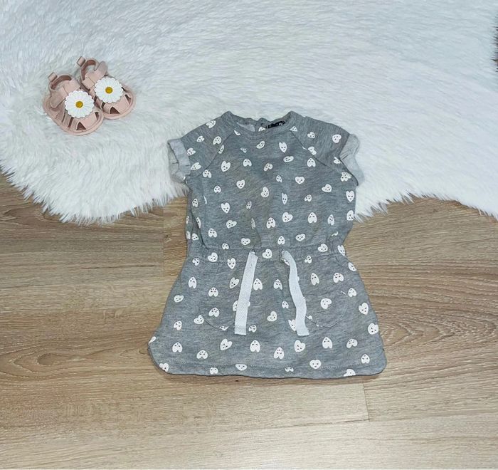 Robe grise à motifs