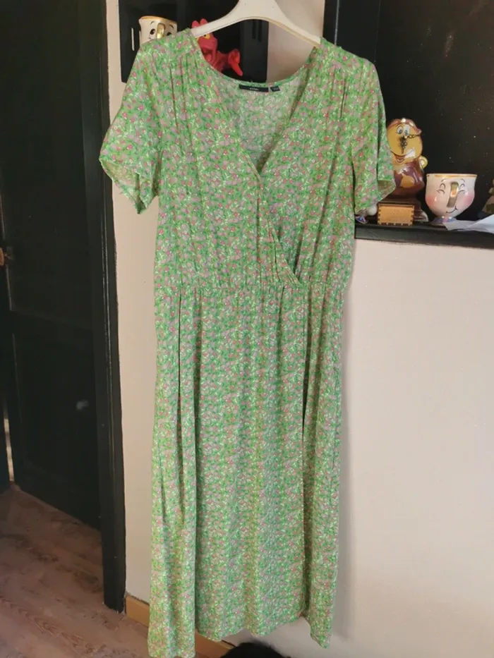 Robe longue manches courtes. Verte à motifs.