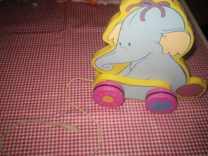 Éléphant à tirer à roulettes