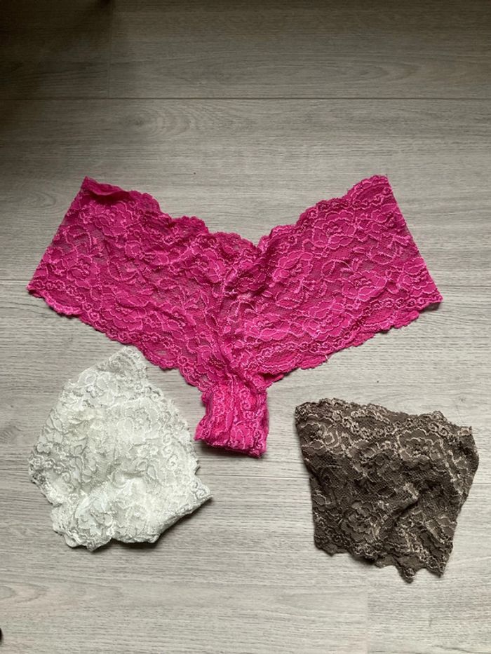 3 Shortis en dentelle (rose, blanc cassé et chocolat) neuf 42/44 (n°41)