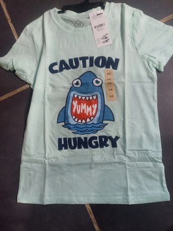 T shirt requins taille 6 ans