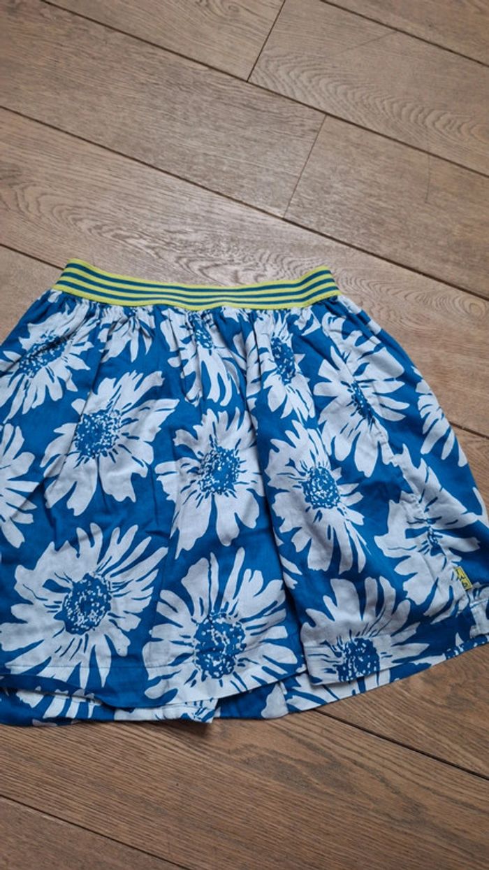 Belle jupe à fleurs.