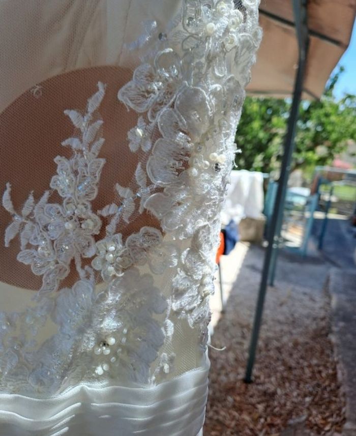 Robe de mariée avec jupon cerceau et voile brodé - photo numéro 5