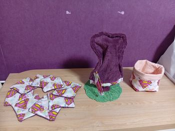 Vend accessoires de toilette neuf avec étiquette lingettes démaquillantes 12/12 CM plus gants de toilette 26/18 CM