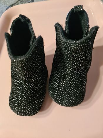 Chaussures. Bébé. A scratch. neuve. Noir brillant. 10 cm