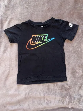 T-shirt Nike noir garçon taille 3 ans noir en très bon état.