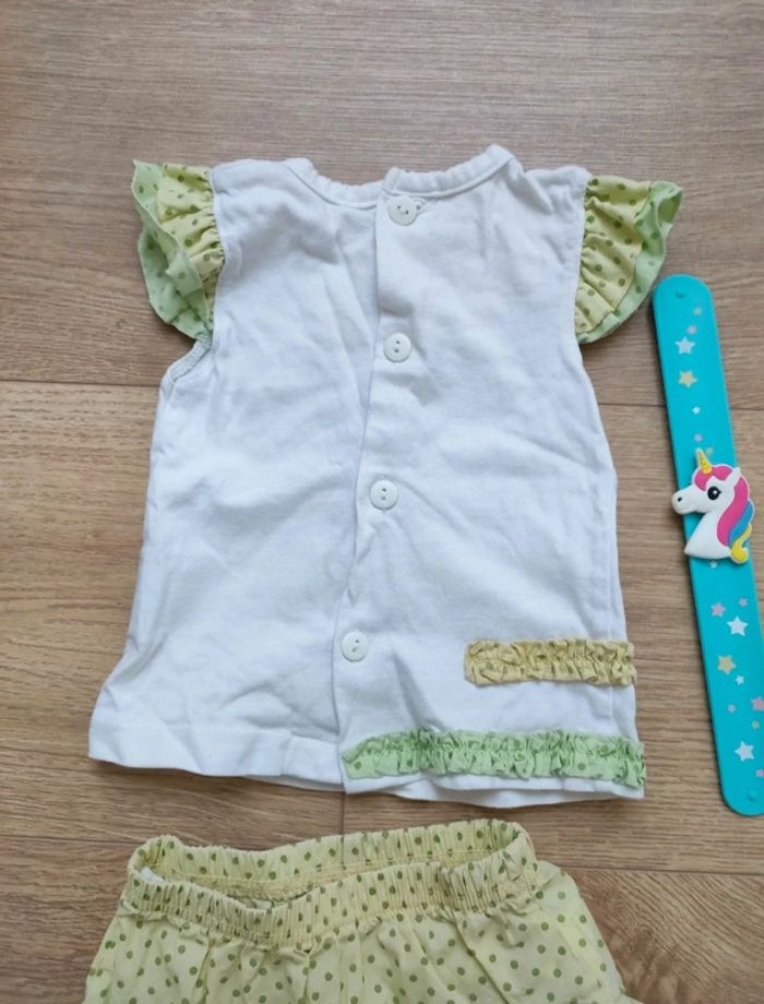 Ensemble jupe t-shirt manches courtes 3 mois
Très bon état - photo numéro 5