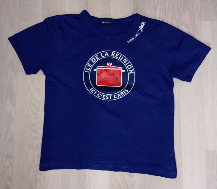 Tee-shirt bleu marine motif Ile de la Réunion "Ici c'est Caris" 
L'effet péi
T. 8 ans