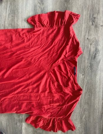 Robe rouge à volant sur les manches 