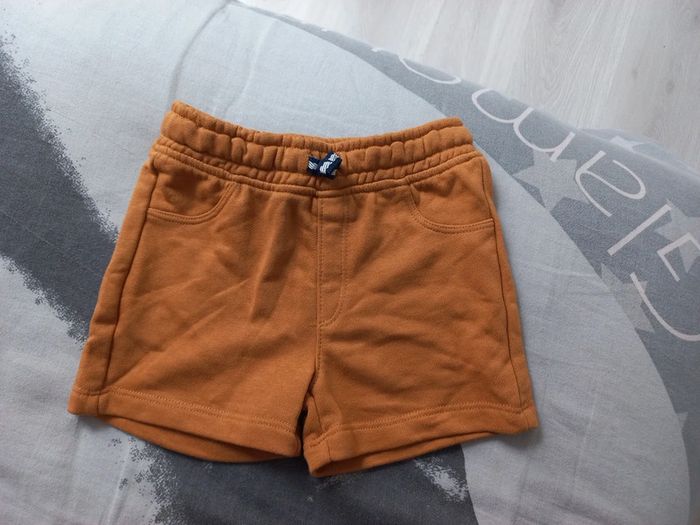 Short moutarde neuf 18 mois - photo numéro 3