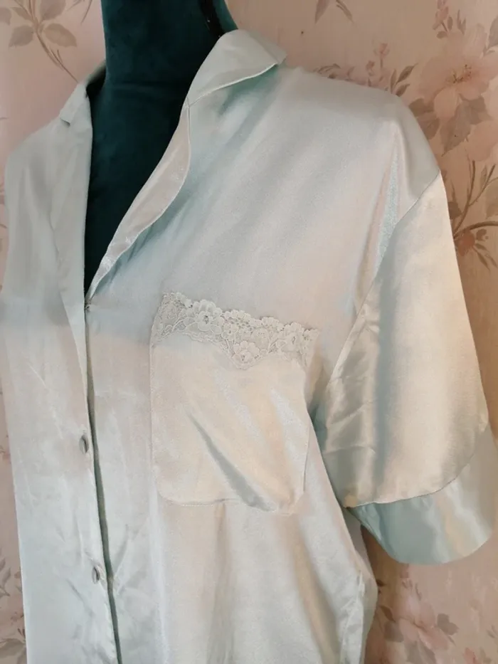 Chemise de nuit vert d'eau en satin avec boutons et poche en dentelle / sans marque / (T2-M) - photo numéro 4