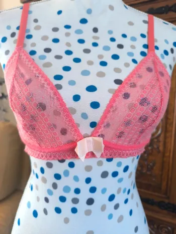 Joli soutien gorge dentelle corail