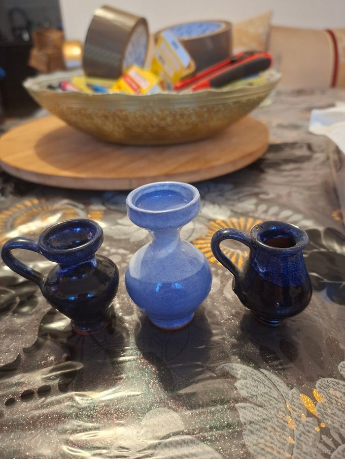 (S) 3 petits pots bleu 1 pots hauteur 7 cm et 2 pots 6 cm 
Juste petite eclat rien méchant voir photo
Prix 1 euro 30