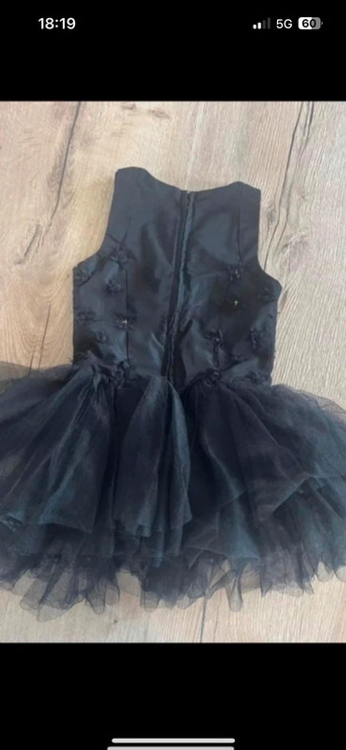 Robe tape à l’œil fête noir et or avec tulles - photo numéro 3