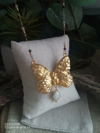 Collier femme papillon et pierres naturelles semi précieuses