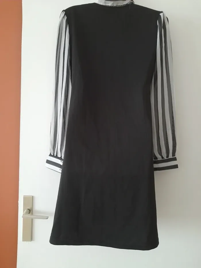 Robe noire et manches en voile transparent - photo numéro 4