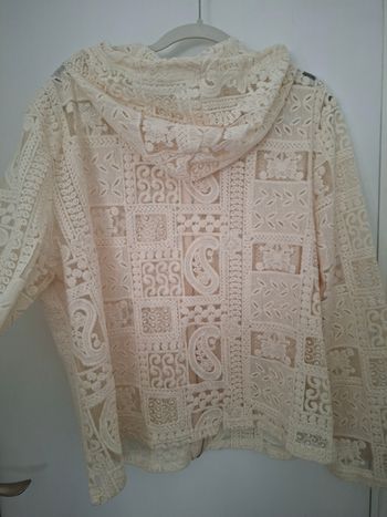 Gilet capuche en dentelle