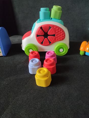 Voiture en plastique avec cube en silicone