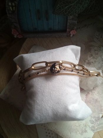 Bracelet triple avec perle noire et or style vase de chine