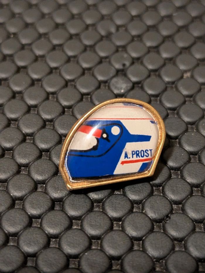 Pin's casque F1 Alain Prost