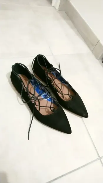Petites chaussures à lacets noirs