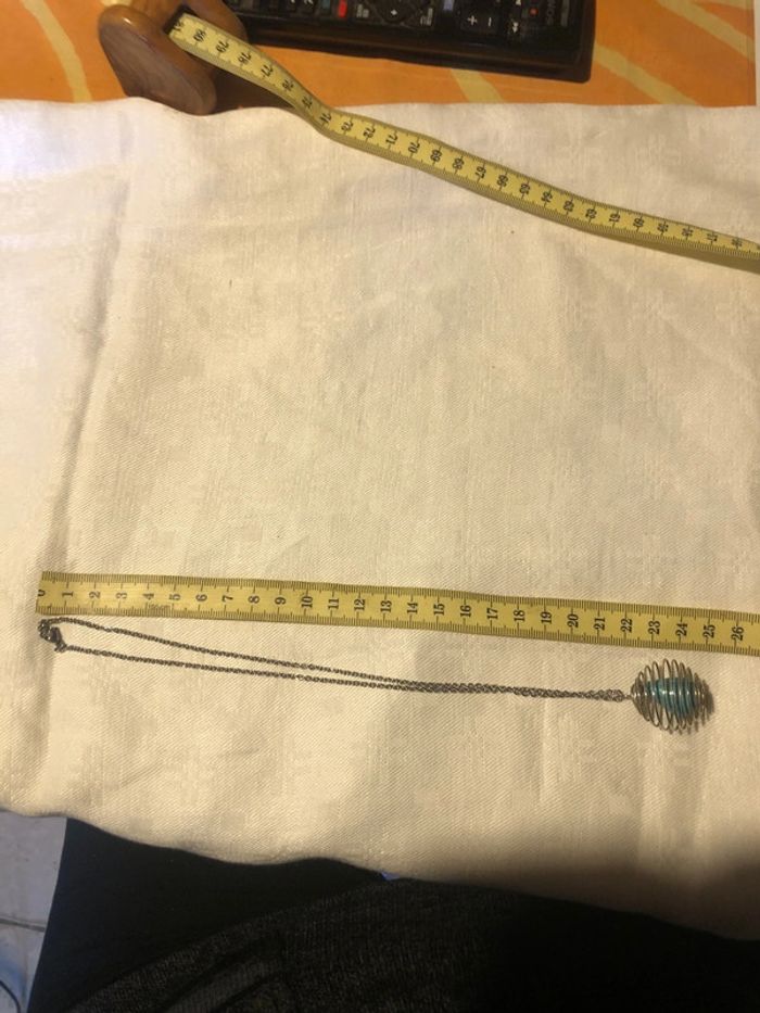 Petit collier très original avec sa pierre turquoise enfermée dans sa cage - photo numéro 5