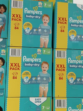 Deux  cartons de couches Pampers taille 7