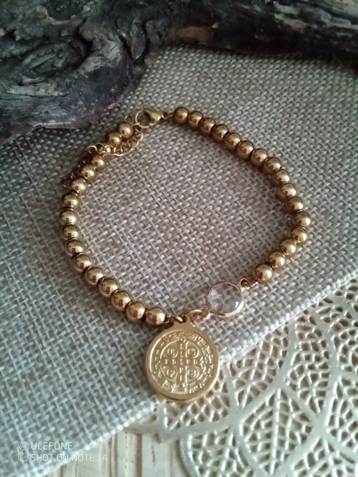 Bracelet de protection médaille Saint Benoît et pierre de cristal de roche